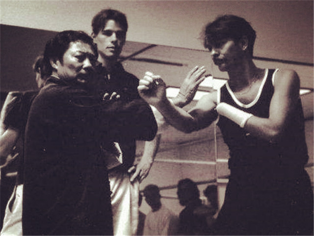 黄淳梁与断手大叔